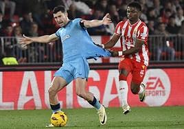 El agarrón que costó a Ramazani su segunda tarjeta amarilla.