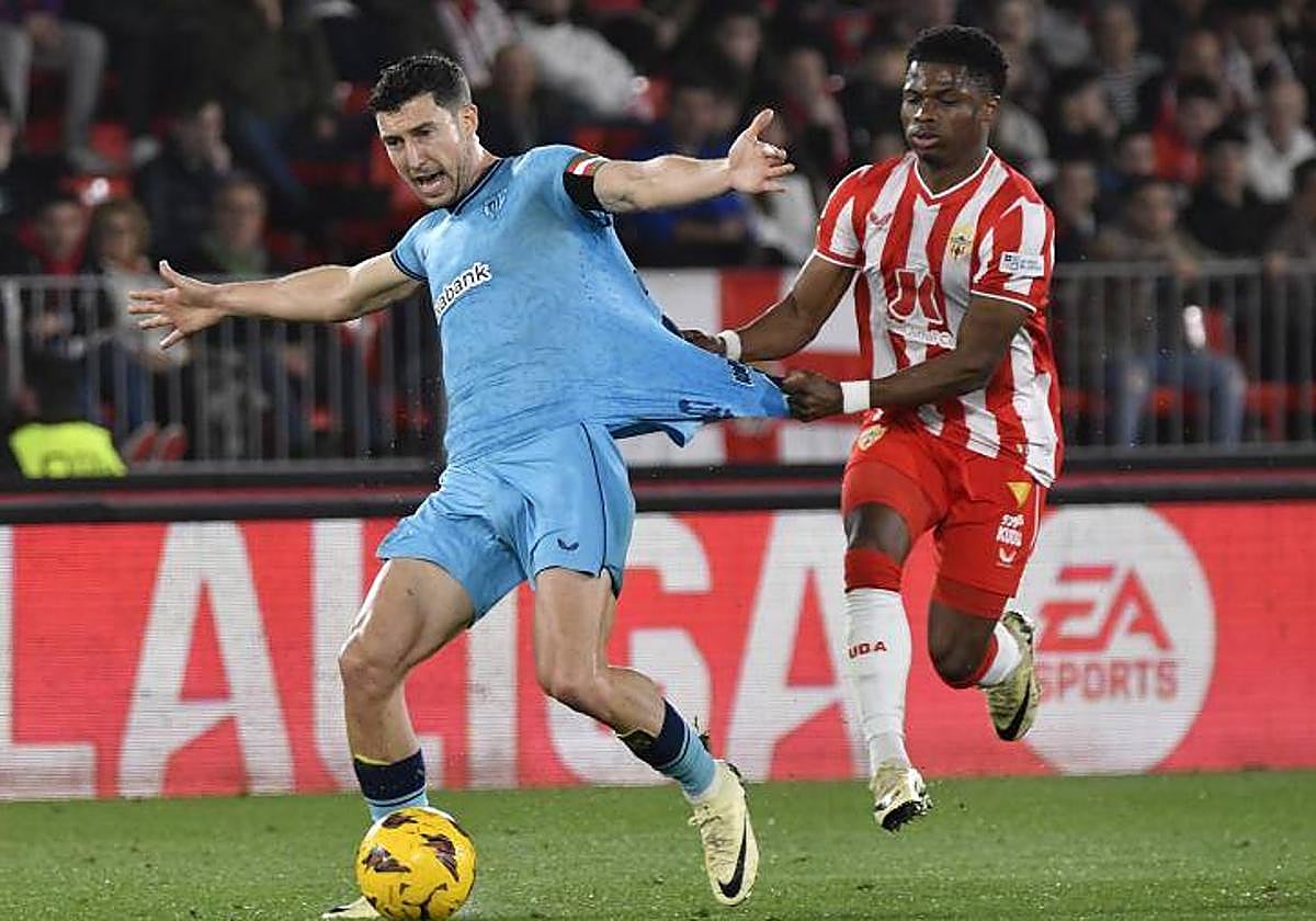 El agarrón que costó a Ramazani su segunda tarjeta amarilla.