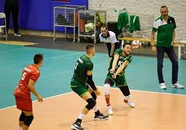 Fran Ruiz en funciones de recepción, con Carreño mirando, en el partido ante Teruel.