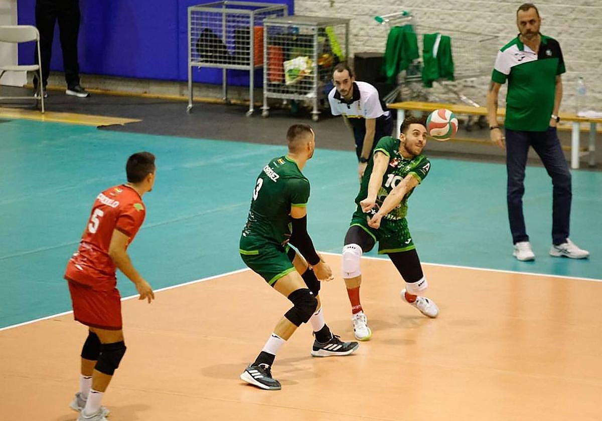 Fran Ruiz en funciones de recepción, con Carreño mirando, en el partido ante Teruel.