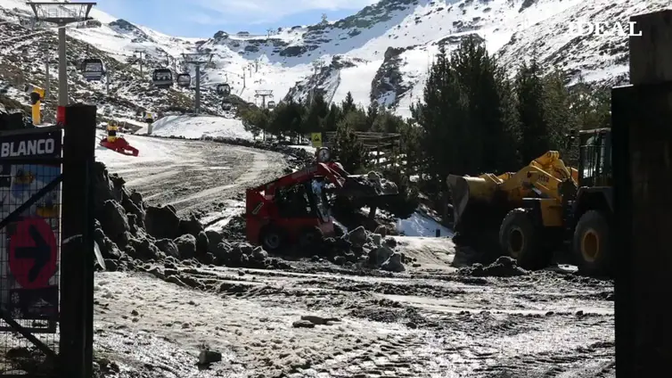 Sierra Nevada reabre tras una noche de trabajos para retirar la legua de barro que inundó varias pistas de la estación