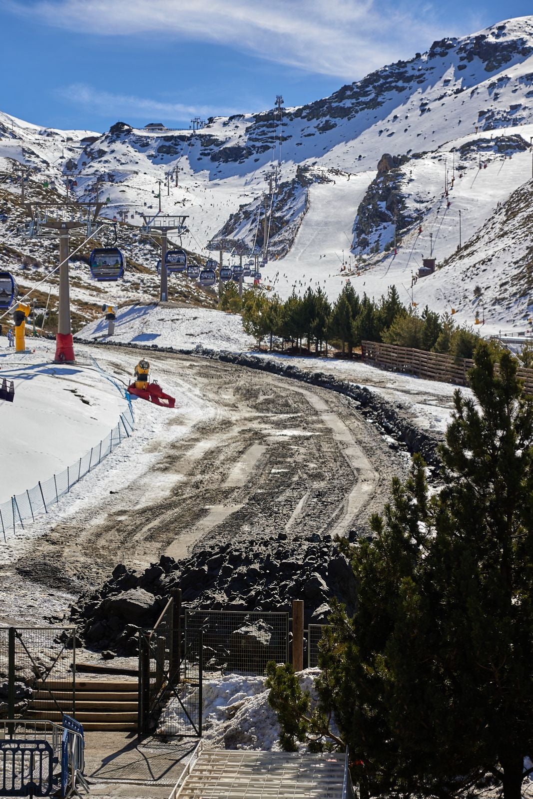 Las imágenes del día después del barro en Sierra Nevada