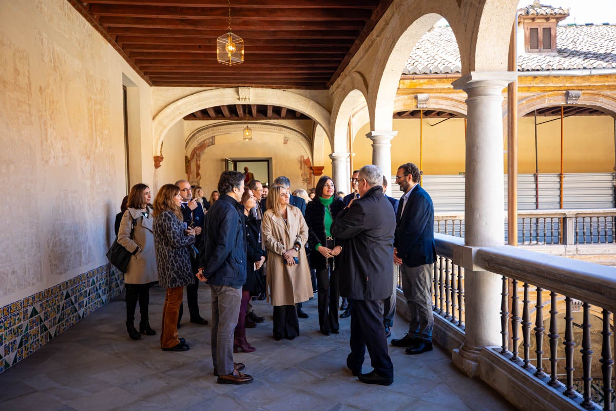 Visita guiada del arquitecto Acale a las autoridades.