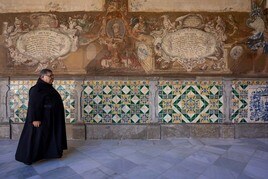 Julián Sapiña, Superior de los Centros de San Juan de Dios en Granada, pasea por el patio donde se hallan los frescos de Ferrer
