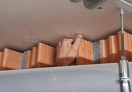 Los techos están separados de las paredes en el parking.