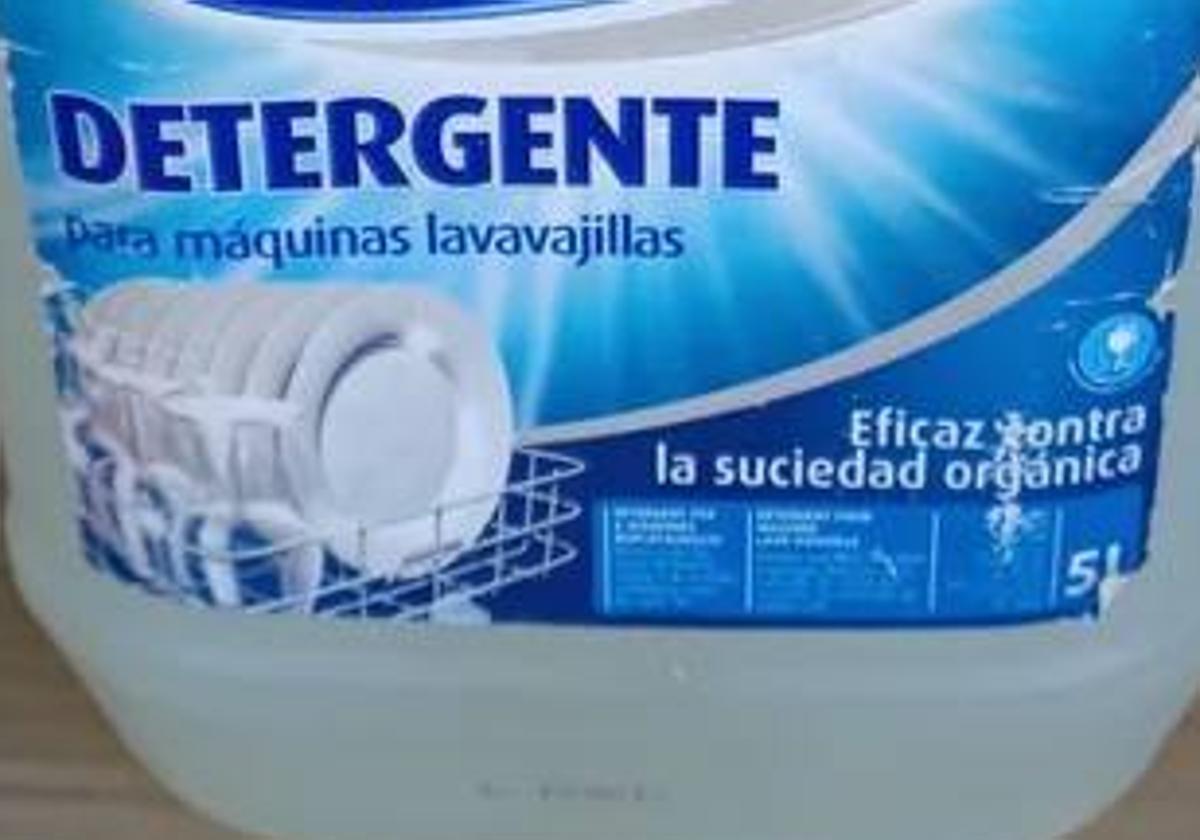 Garrafa de detergente como la que tenían el local, cuyo contenido estaba vertido en una botella de ginebra.