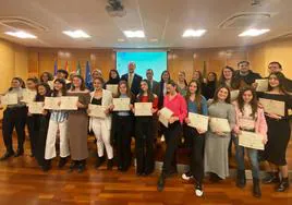 Foto de familia del rector, Nicolás Ruiz, con los estudiantes.