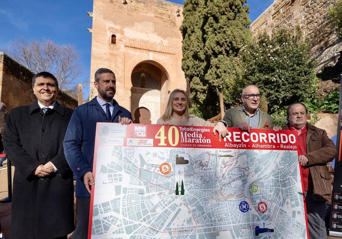 El concejal de Deportes del Ayuntamiento de Granada, Jorge Iglesias; el director del área de negocio para Granada Capital Sur de Caixabank, José Manuel Almagro Martín; la alcaldesa de Granada, Marifrán Carazo; el director general de la Alhambra, Rodrigo Ruiz-Jiménez; y el delegado en Granada de la Federación Andaluza de Atletismo, Pedro Santamarina, muestran el recorrido de la Media Maratón ante la Puerta de la Justicia.