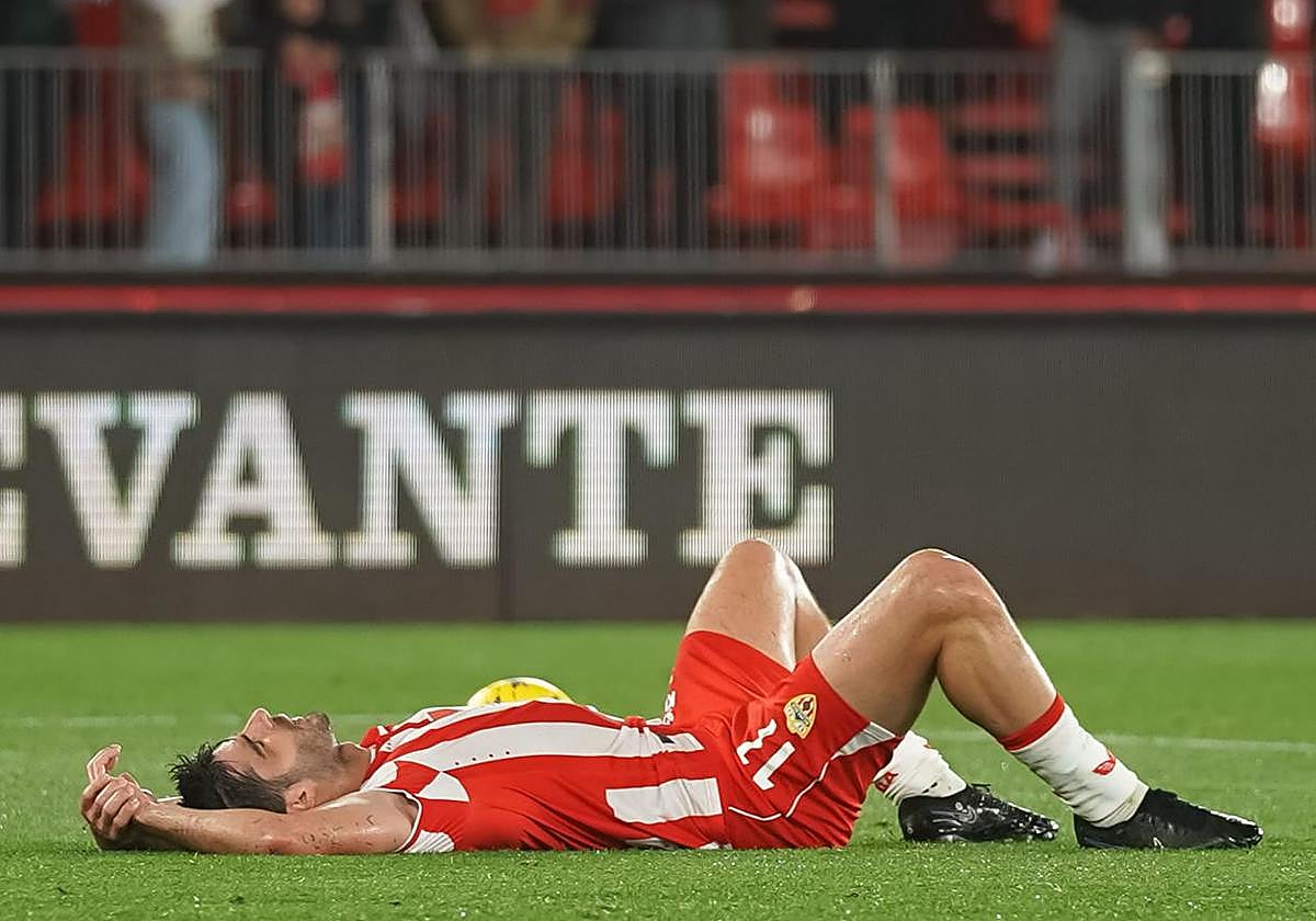 Gonzalo Melero, en el suelo, tras perder una ocasión.