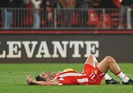 Gonzalo Melero, en el suelo, tras perder una ocasión.