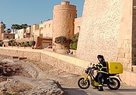 Un repartidor de Correos en Roquetas de Mar.