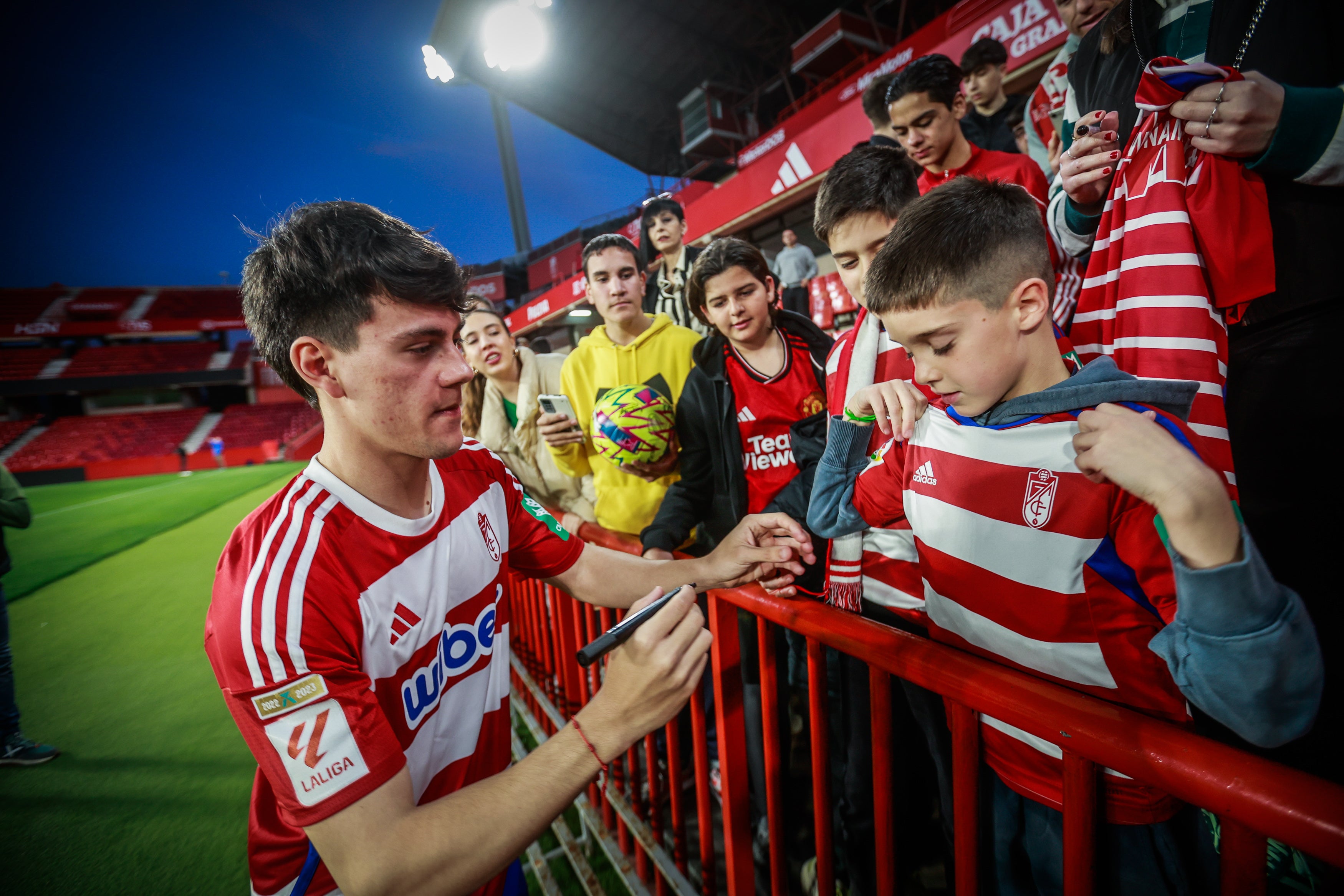 Las imágenes de la presentación de Pellistri y Marc Martínez