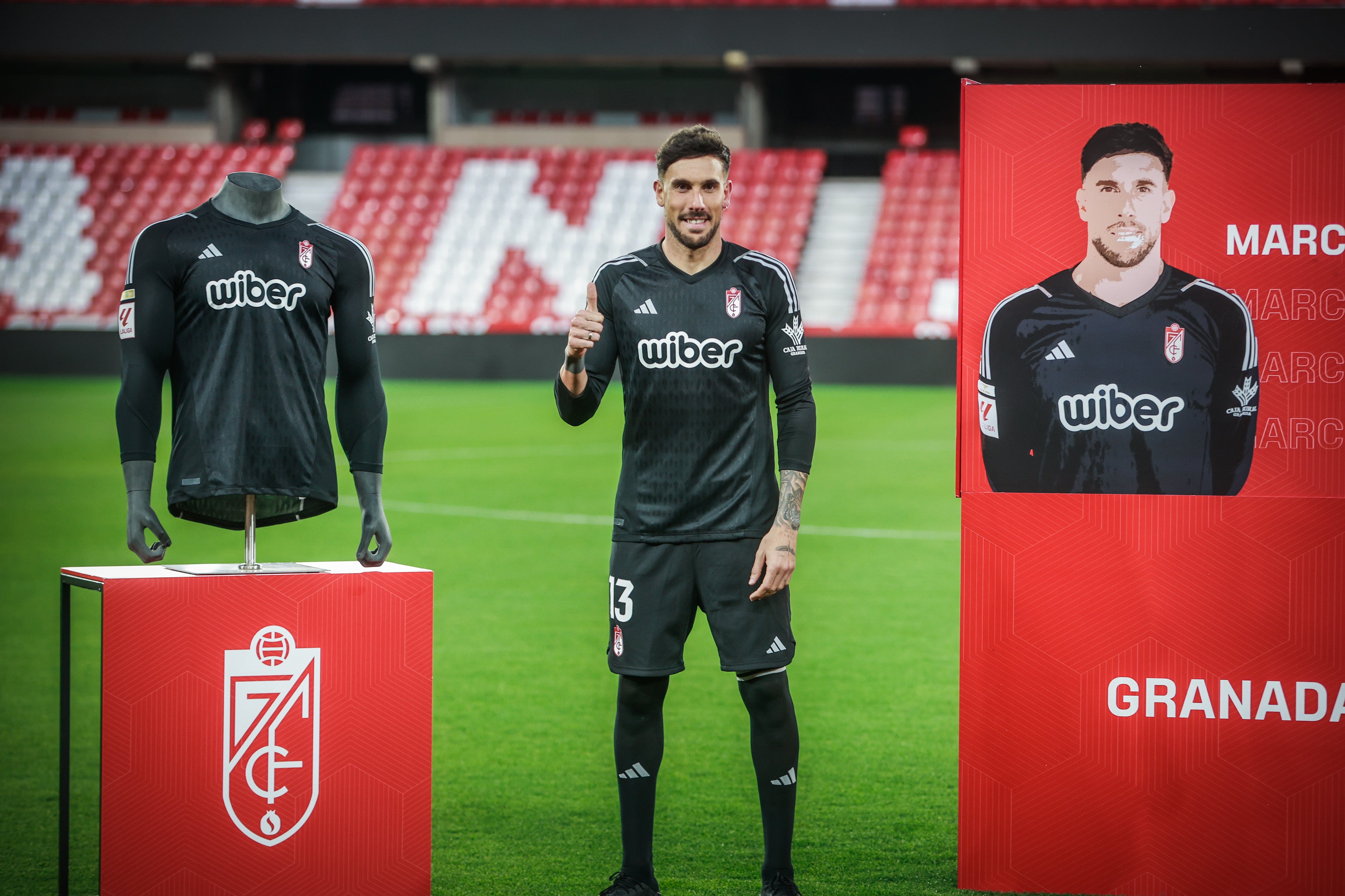 Las imágenes de la presentación de Pellistri y Marc Martínez