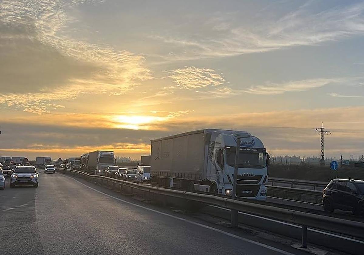 Atascos en la A-92, a la altura de Chauchina, por el corte de los agricultores.