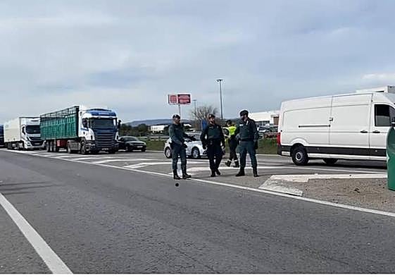 La Guardia Civil abre la A-4 al tráfico en Guarromán.