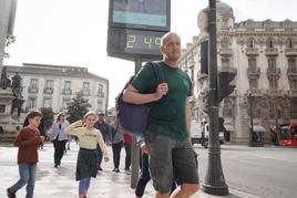 Bermudas, manga corta y helado en Granada en pleno febrero