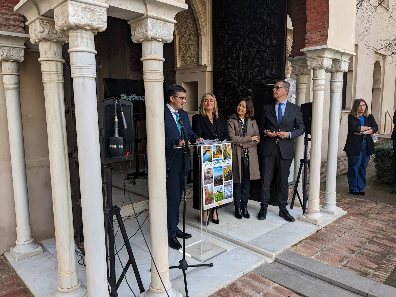 La alcaldesa de Granada, en el centro, en un acto celebrado este miércoles en la Fundación Ayala.