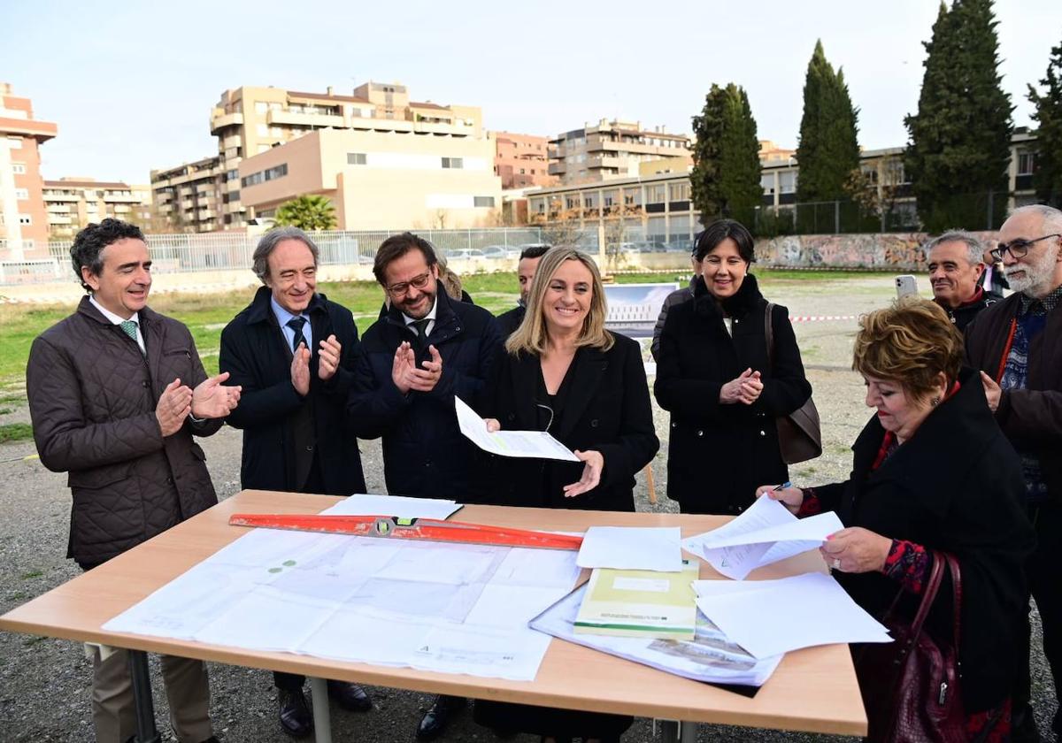 La alcaldesa, Marifrán Carazo, sostiene el acta de replanteao que da luz verde a las obras del nuevo centro de salud.