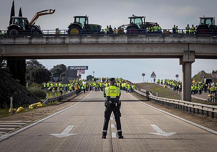 La Guardia Civil ante las protestas de la A-4 en Guarromán.
