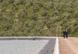 Instalaciones de la planta flotante, con el presidente de la Junta y el responsable de la aceitera Castillo de Canena paseando.