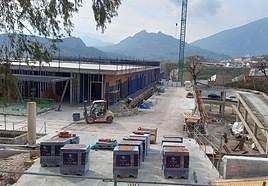 En primer término, la rampa de acceso al centro de salud Alameda.