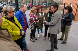 Paco Cuenca charla con los vecinos de Bola de Oro.