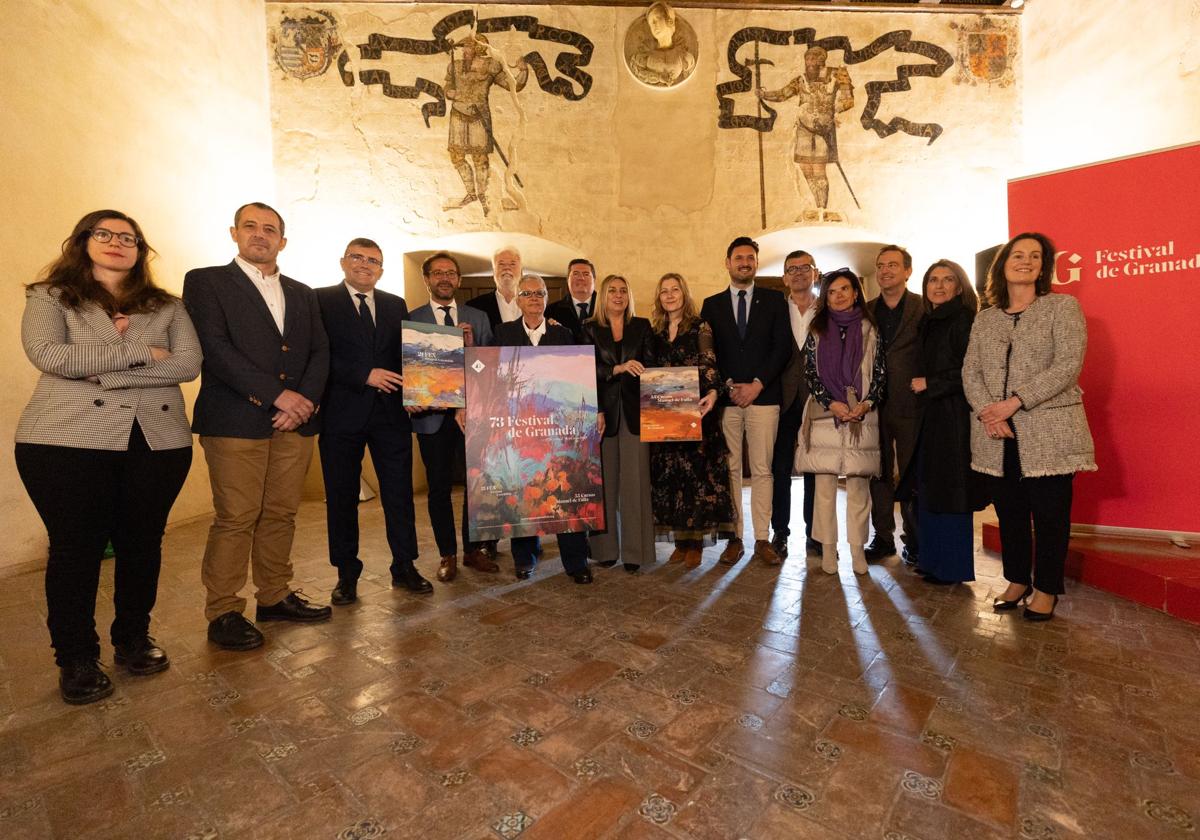 Foto de familia con María Teresa Martín-Vivaldi, en el centro, sosteniendo el cartel.