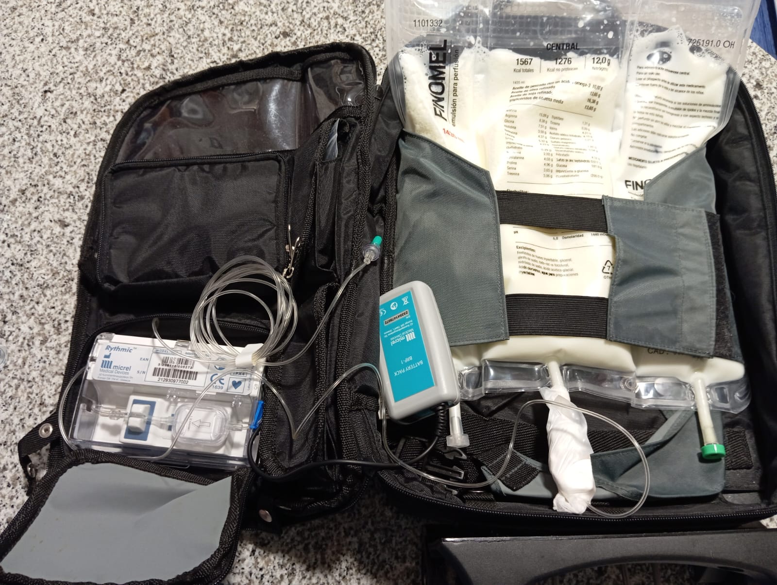 La nutrición parenteral de Rafi integrada en su mochila.