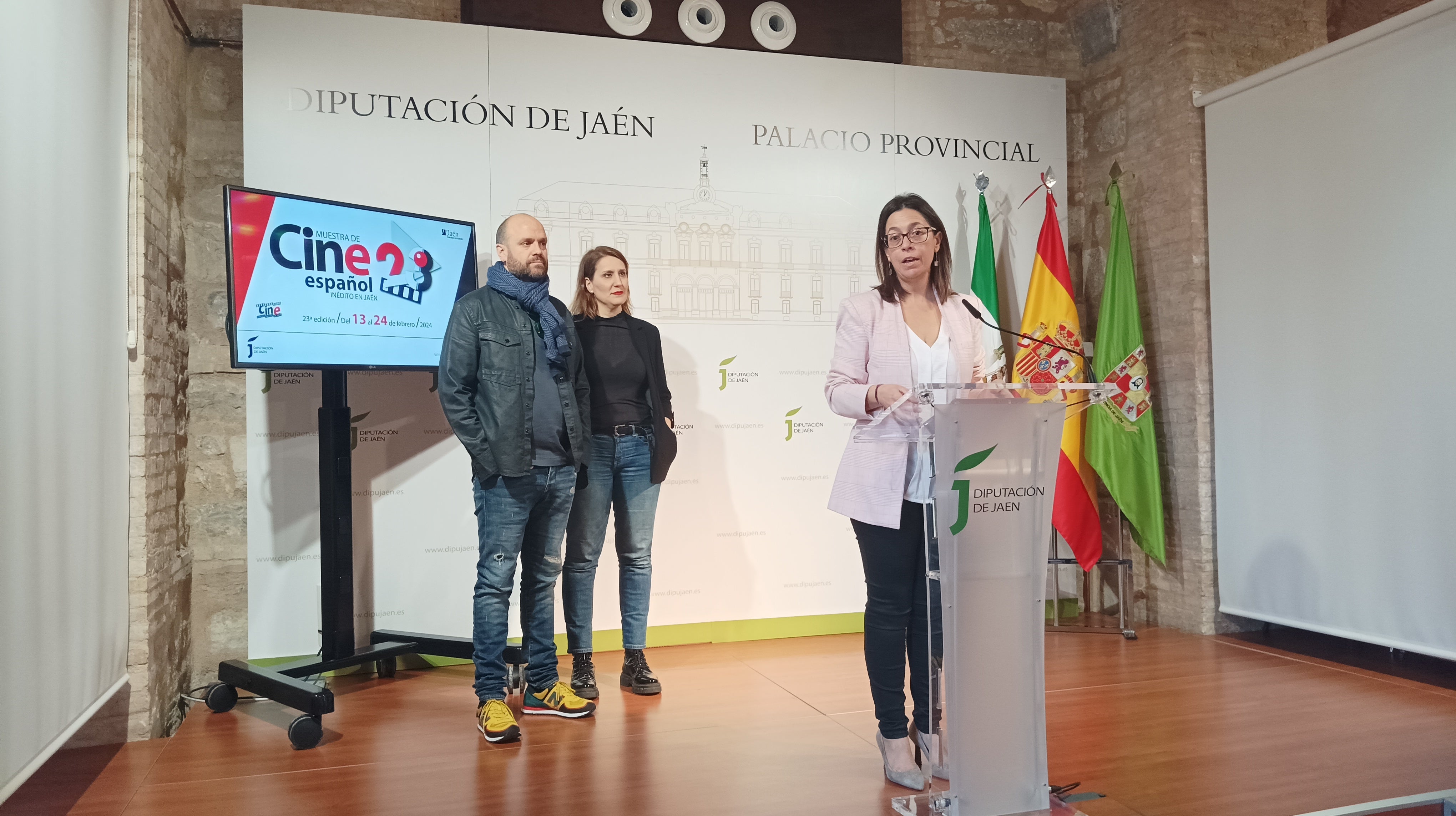 César F. Calvillo y Teresa Bellón escuchan la presentación de África Colomo.