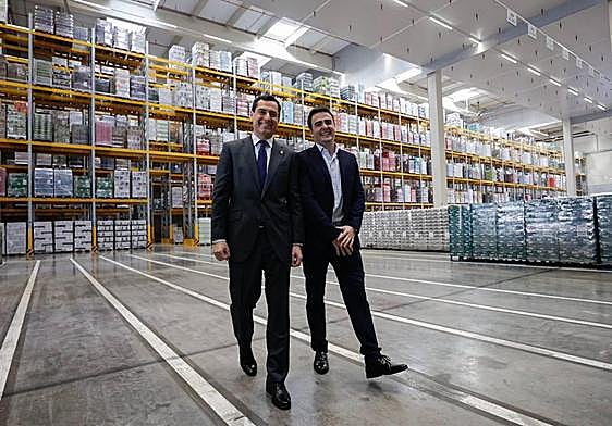 El presidente de la Junta Juanma Moreno junto al director regional de Lidl, Carlos Martínez en la visita a la plataforma de la cadena en Escuzar.
