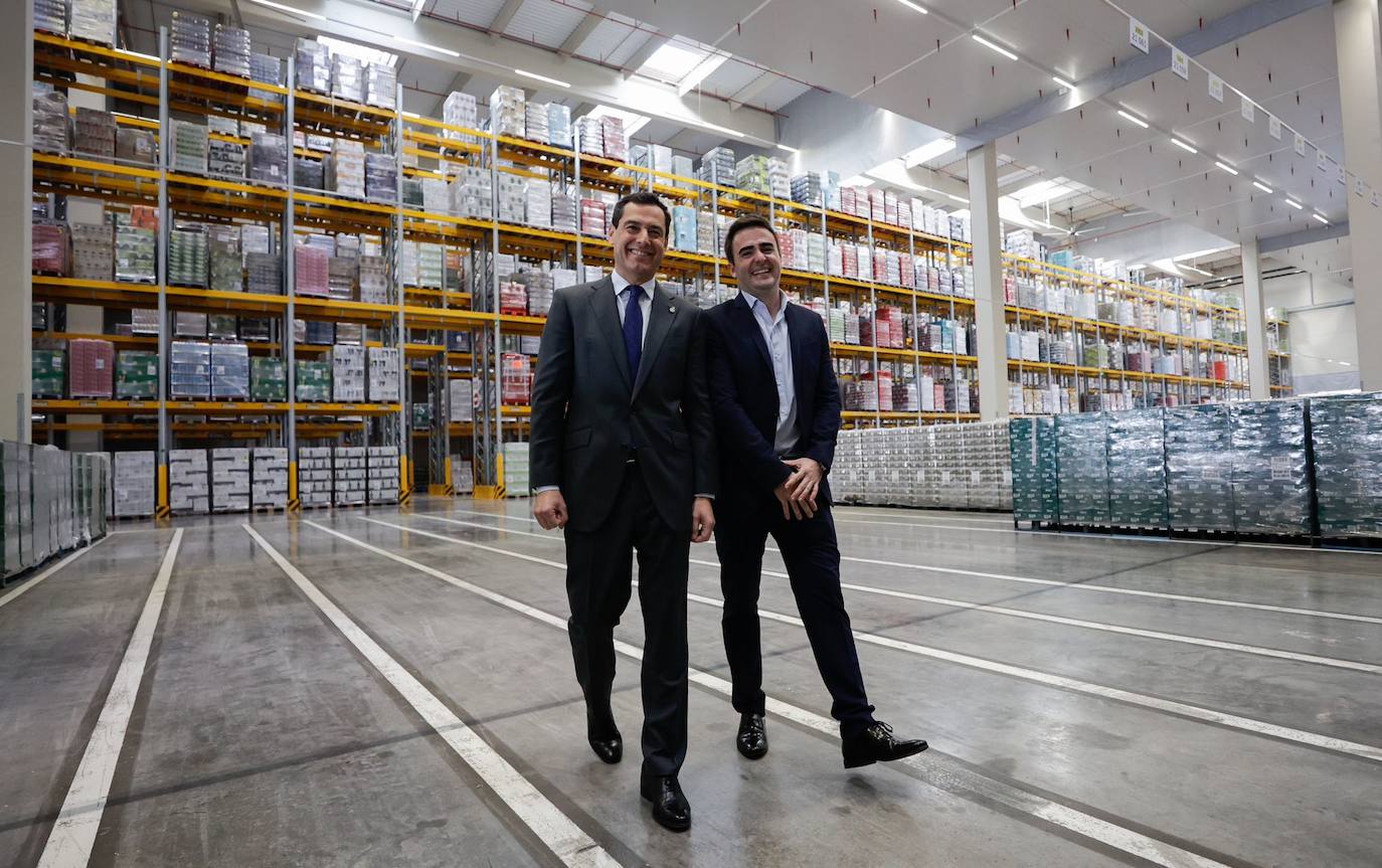 El presidente de la Junta Juanma Moreno junto al director regional de Lidl, Carlos Martínez en la visita a la plataforma de la cadena en Escuzar.