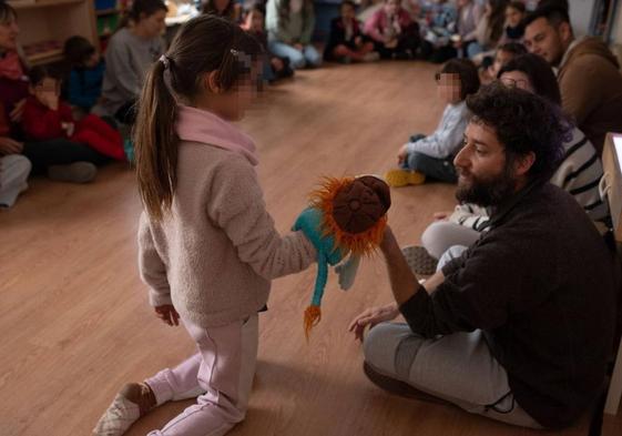 El colegio defiende una escuela pública que abraza pedagogías alternativas.