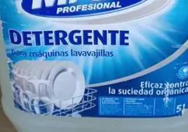 Garrafa de detergente como la que tenían el local, cuyo contenido estaba vertido en una botella de ginebra.