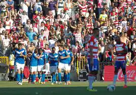 Los futbolistas del Almería celebran uno de sus goles en Los Cármenes.