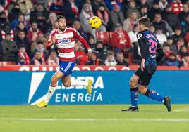 Antonio Puertas disputa un balón durante el partido contra el Sevilla, su única titularidad con Alexander Medina.