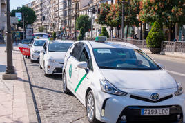 Cola de taxis en Puerta Real.