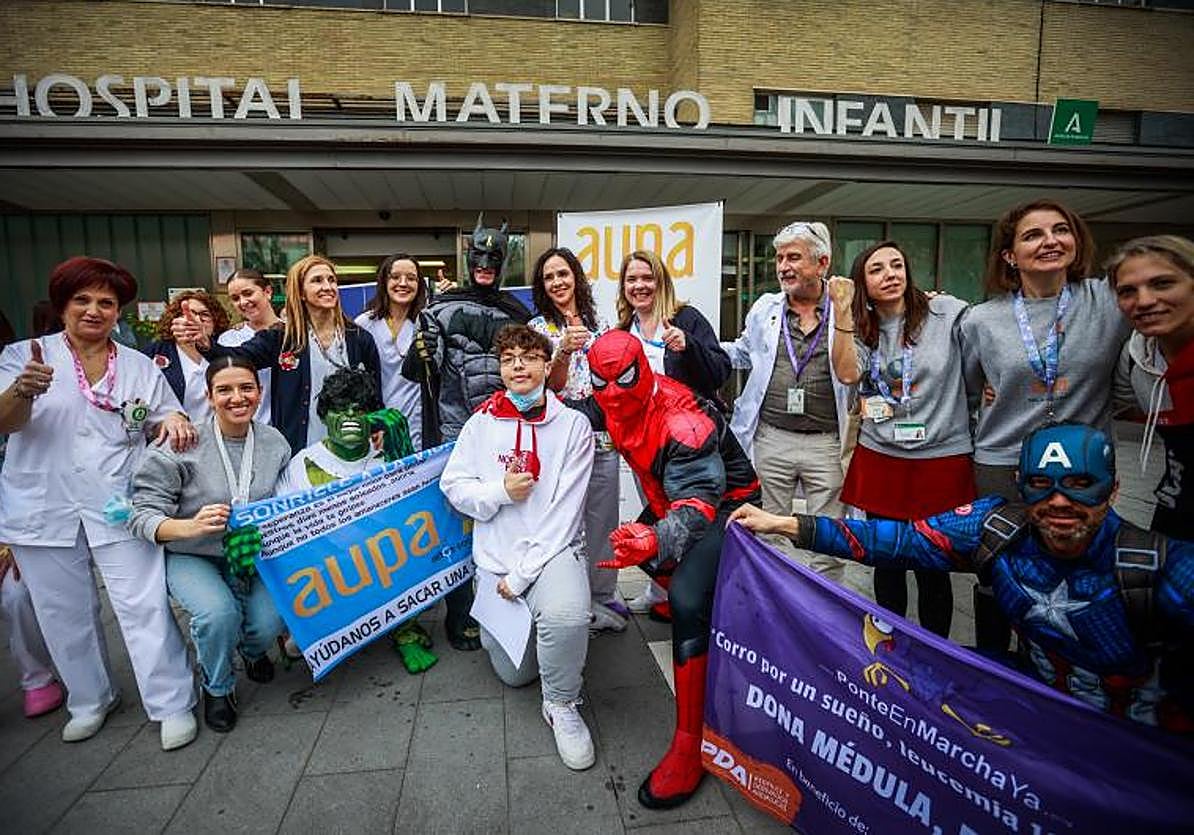El hombre araña no venía solo al Materno; le acompañaban otros grandes superhéroes: Batman, Hulk y Capitán América.