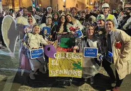 El callejero jienense toma forma en el desfile del Concurso de Disfraces.