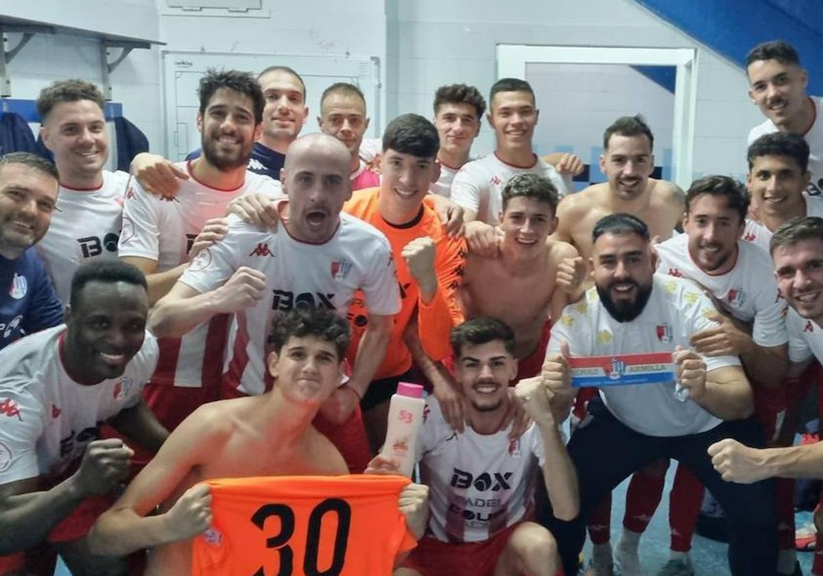 Los futbolistas del Arenas celebran su victoria en Melilla dentro del vestuario.