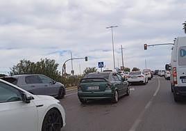 Aglomeración de vehículos a la entrada de la rotonda de los Juegos Mediterráneos.