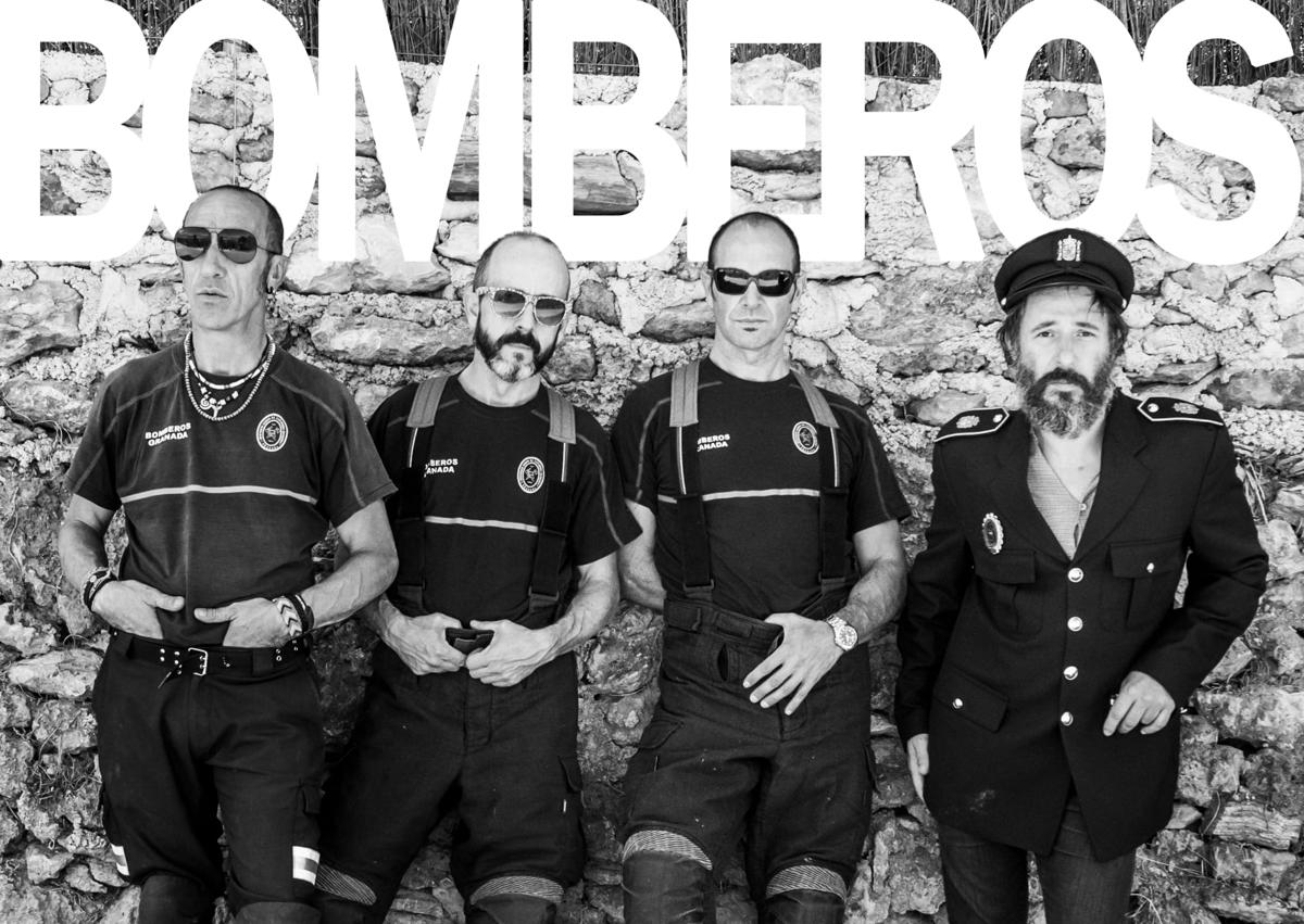 Imagen secundaria 1 - Concierto de Los Bomberos en Plaza del Carmen, cartel de Los Bomberos y Richy, de bombero, con su pareja.