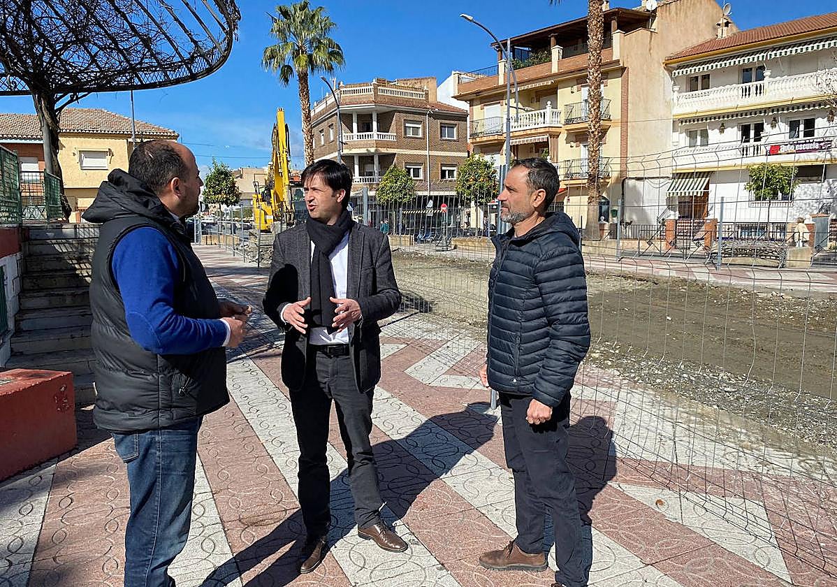 El alcalde de Churriana visita las obras del metro en la plaza Maestro Antonio Agustín.