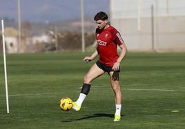 Lucas Boyé juega un balón durante el último entrenamiento del equipo, con su gemelo derecho vendado.