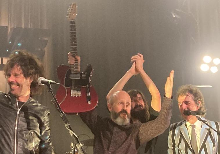 El bombero granadino Richy recibe la guitarra de regalo junto al grupo Sidonie.