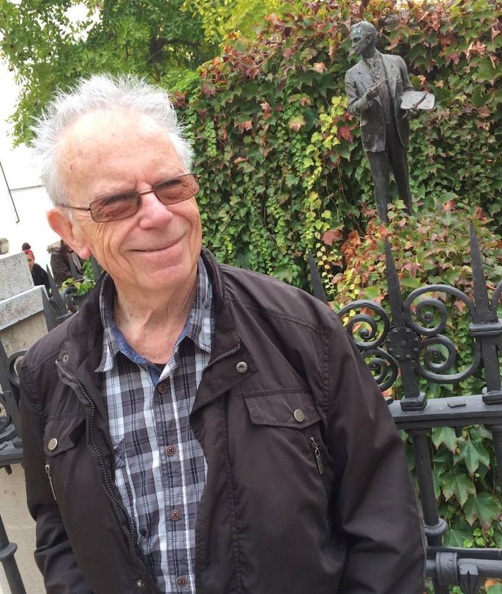 Imagen secundaria 2 - La familia Apperley visita la escultura dedicada a George, en la placeta de la Gloria. Autorretrato d George Apperley. Y Riki, con la escultura de su padre. 