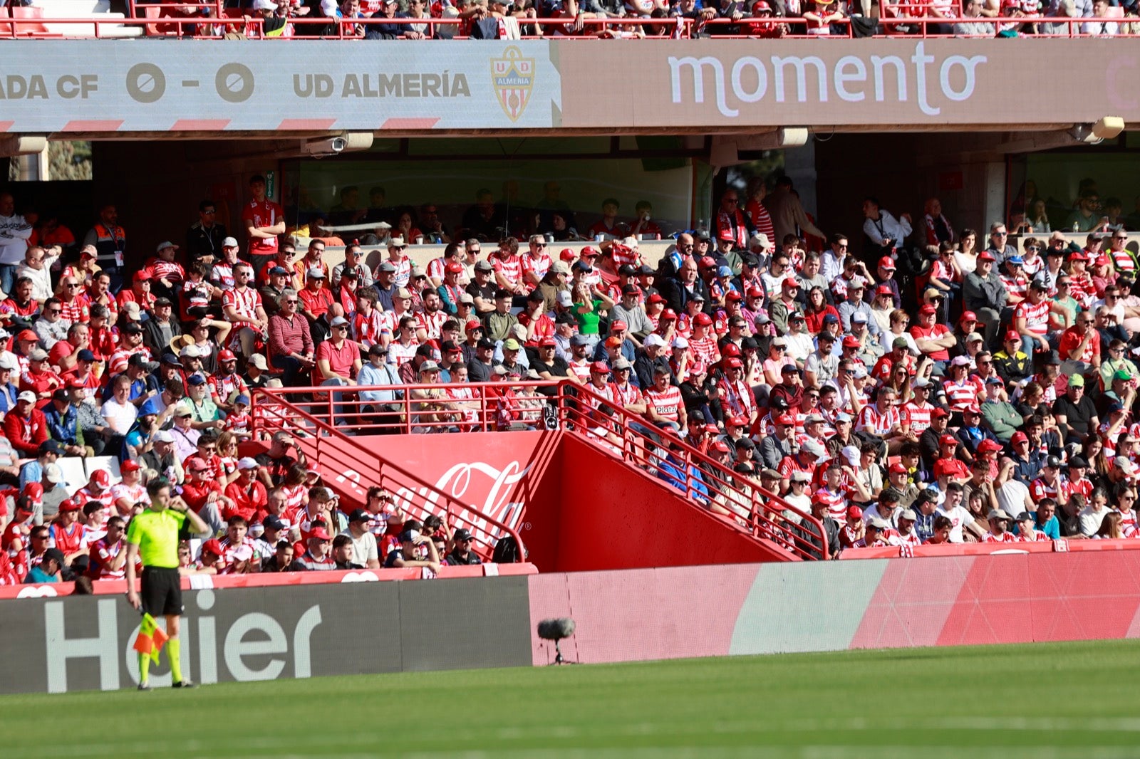 Encuéntrate en la grada en el partido entre Granada y Almería