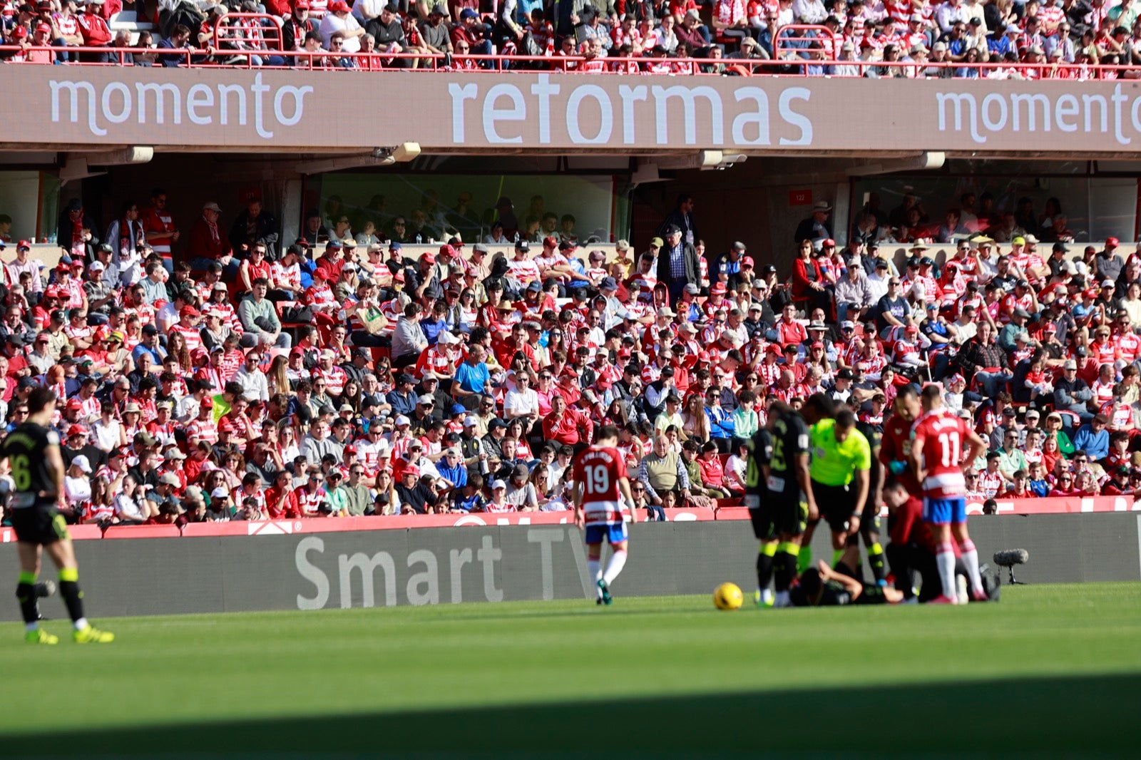 Encuéntrate en la grada en el partido entre Granada y Almería
