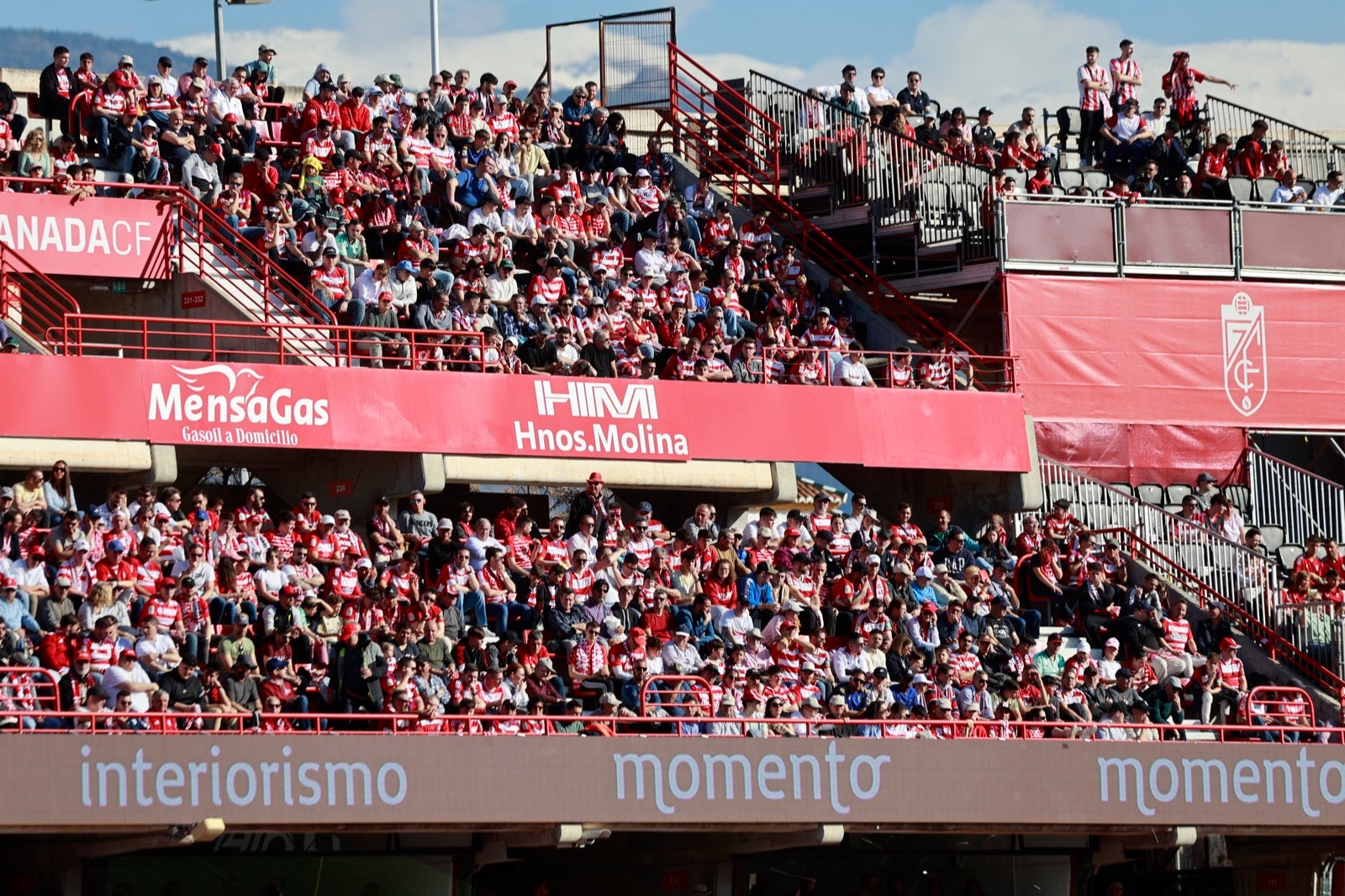 Encuéntrate en la grada en el partido entre Granada y Almería