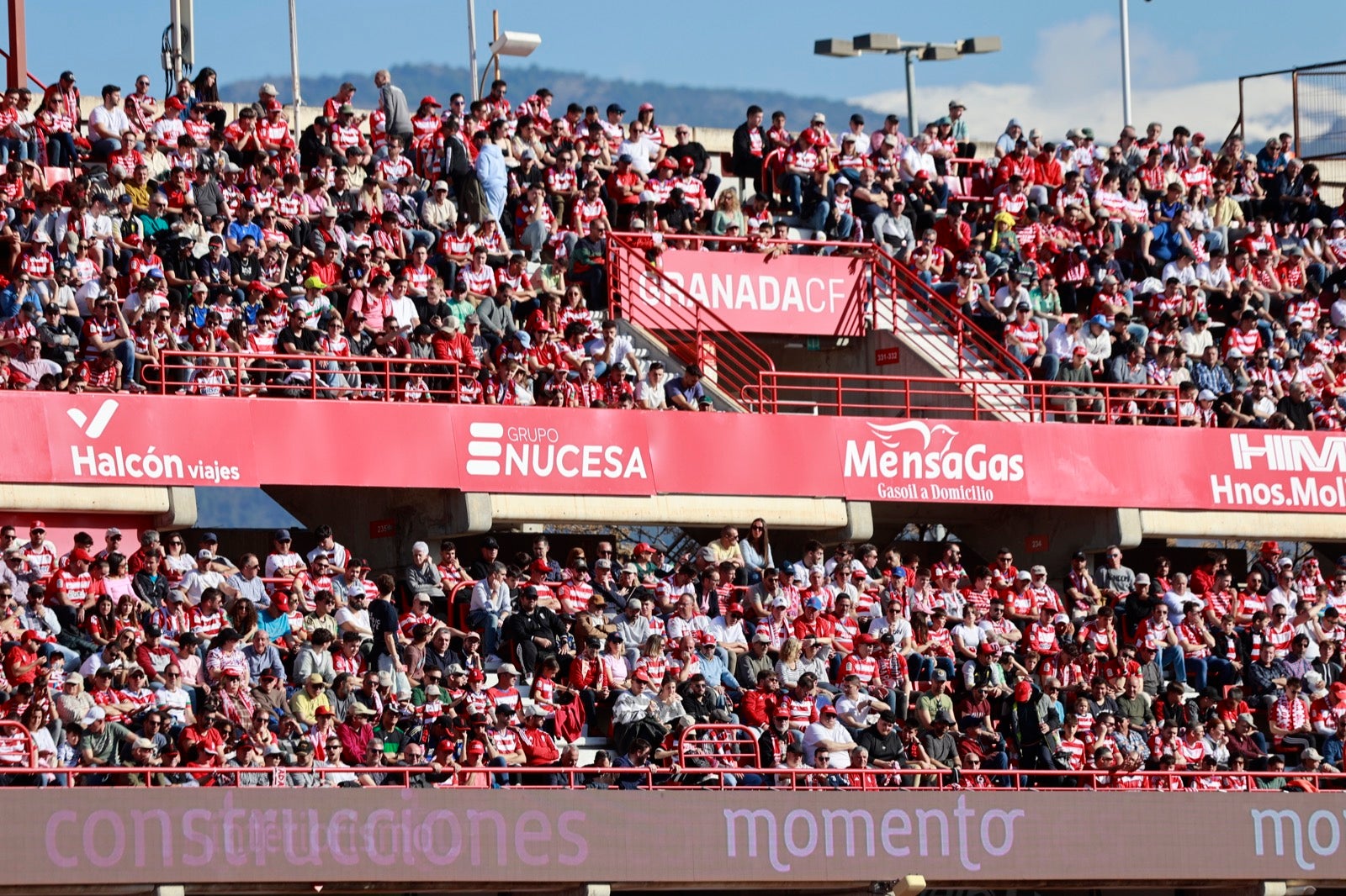 Encuéntrate en la grada en el partido entre Granada y Almería