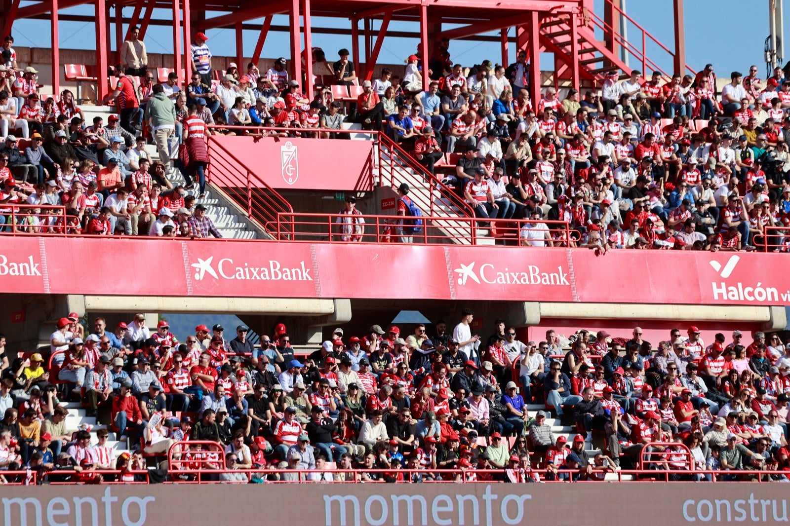 Encuéntrate en la grada en el partido entre Granada y Almería